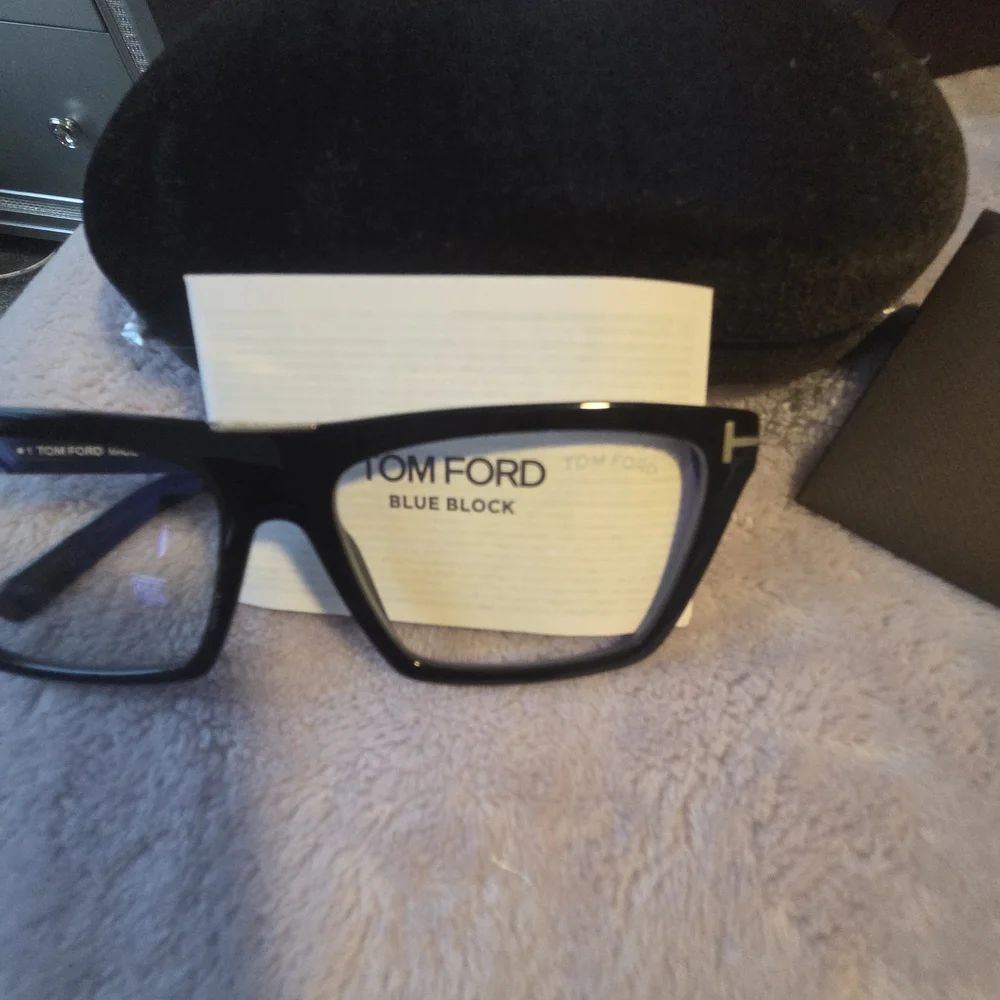 Black Cat-Eye Glasses with Case - Picture 2 of 7